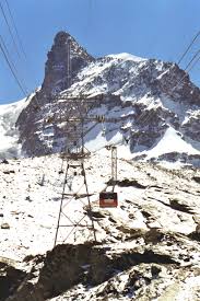 So verspricht es eine seilbahn am lago die aufnahme der feuerwehr zeigt eine abgestürzte gondel, die in einem waldstück liegt. Klein Matterhorn Wikipedia