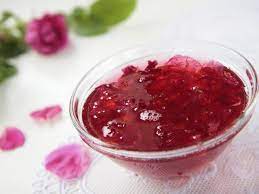 Trandafirul este o plantă lemnoasă, cu spini, din familia rosaceae. Reteta Dulceata De Petale De Trandafir