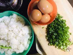 Ketepikan rencah di tepi kuali dan masukkan telur kemudian masukkan nasi. Video Resepi Nasi Goreng Telur Korean Style