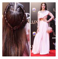 The right wedding hairstyle can make all the difference between a bride with look that flatters and one that falters. Spannende Frisur Looks Von Mawra Hocane Western Dresses Dresses Hairstyle Look