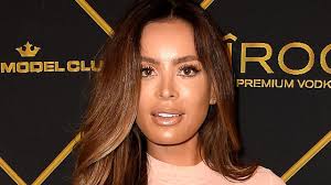 Sarah Stage Reveals She’s Gained Just 18 Lbs. in Almost 8 Months of  Pregnancy