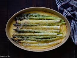 Une entrée facile à base d'asperges, recette de printemps, avec des feuilles de brick et du saumon. Duo D Asperges Blanches Et Vertes Oeufs Brouilles Gratines Au Comte