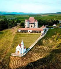 » în 1773, în timpul unei renovări, castelul a căpătat şi câteva trăsături baroce. Cetatea De BaltÄƒ Castelul Bethlen Haller Romania