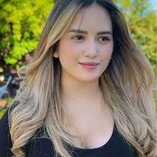 Victoria Tucker's Instagram, Twitter & Facebook