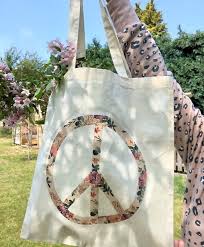 Ein festes spülmittel , das gänzlich ohne plastikverpackung auskommt, lässt sich mit kernseife und einem milden tensid ganz einfach selber machen. Diy Bugelbild Selber Machen Mit Hausmitteln Flower Power Peace Zeichen Auf Jutebeutel Chalet8