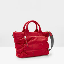 Bolso shopping confeccionado en piel safiano en tres tonos en el que destaca el doble cierre con forma de cubo en colo oro. Pin En Prendas Basicas Seleccion