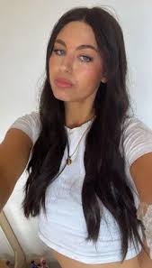 Lara Muller's Instagram, Twitter & Facebook