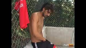 Guapo futbolista se masturba después de partido 