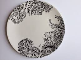 Black And White Floral Dinner Plates Dinner Plate With Black And White Paisley By Victoriamaedesigns Peinture Sur Ceramique Peinture Sur Porcelaine Pochoir Peinture