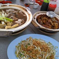 Penang bak kut teh usually has darker broth. æ½®å·žè‚‰éª¨èŒ¶ Teo Chew Bak Kut Teh Malay Restaurant In Taman Melaka Raya