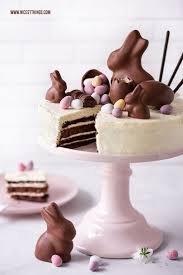 Ostertorte Dekorieren Mit Schokohasen Eiern Nicest Things Ostern Backen Geschenk Ostern Kuchen Ostern Backen