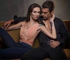 الممثل i̇brahi̇m çeli̇kkol (إبراهيم تشيليكول)، ممثل تركي، ولد في 14 فبراير عام 1982م، عمل كنموذج وعارض أزياء، وقبلها كان لاعب كرة سلة، بعد تركه للسلة. Filmey Turkish Ø§Ø¨Ø±Ø§Ù‡ÙŠÙ… ØªØ´ÙŠÙ„ÙŠÙƒÙˆÙ„ Ùˆ Ø¨ÙŠØ±Ø¬ÙŠ Ø¢ÙƒØ§Ù„Ø§ÙŠ Ø£Ø¨Ø·Ø§Ù„ Facebook
