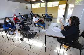 El mandatario estatal aclaró que el regreso a clases presenciales será también de manera alternada, se dividirán los grupos para que los alumnos puedan asistir cada tercer día a clases y en todos los planteles deberán contar con dos. Amlo Lopez Obrador Pide A Campeche Que Reanude Las Clases Presenciales Despues De Semana Santa El Pais Mexico