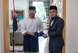 Anies baswedan tidak berhenti tertawa‼️ ceramah terbaru ustadz abdul somad masjid cut nyak dien! Tmj Donates Rm200 000 To Ebit Lew For His Charitable Work Life Malay Mail