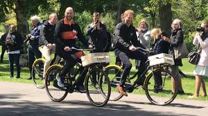 Harry's vader kroonprins charles zou ook aanwezig zijn, net als zijn broer prins william. Dutch Cycling Embassy On Twitter Brand New Father Prince Harry Arrived In The Hague Today To Officially Launch The 2020 Invictus Games And Whenever You Visit The Netherlands Whether Royalty Or Not You Just