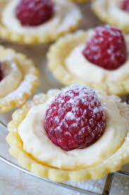 Les Tartelettes Aux Fruits Et Creme 2 Minutes La Faim Des Bananes Tartelettes Aux Fruits Mini Tarte Gateaux Et Desserts