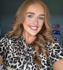 Hey friends 👋🏻🥰 I thought it was about time I introduced the face behind  the nails.. I'm Tori, 25 from Co. Tyrone, Ireland. I've had 6 years  experience & training in the