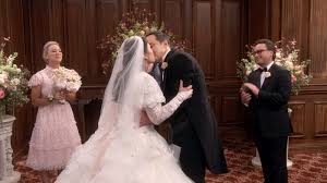 En ellas, se ve todo el proceso, desde sheldon en su apartamento, el momento en el que su familia llega a la boda, los padres de amy platicando con ellos, sheldon teniendo un momento con leonard, él y amy finalmente en el altar y mark hamill cargando un perro y con un estilo muy geek, en fin… Big Bang Sheldon Y Amy Se Convierten En Marido Y Mujer Delante De Mark Hamill