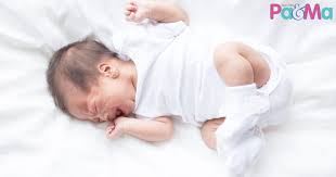 Melansir mayo clinic, bayi baru lahir idealnya tidur selama 16 jam sehari. Sebenarnya Bayi Baru Lahir Tak Perlu Guna Sebarang Bantal Sebab Ada Risiko Berbahaya Pa Ma