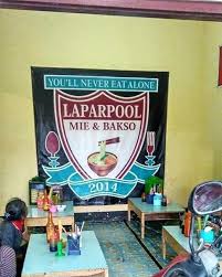 But still, these pictures will make you laugh surely! 10 Spanduk Nama Warung Makan Ini Out Of The Box Banget