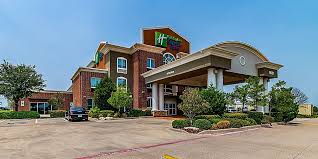 Nobody has any doubt what to expect when they walk into a holiday inn: Pet Friendly Hotels Near Zoo Holiday Inn Express Suites Fort Worth Fossil Creek