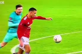 Manchester united's promising teenage striker mason greenwood signed a new contract with the struggling premier league club on friday. Video Robertson Screams At Greenwood To Try And Put Him Off His Shot