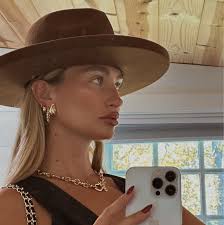 summer uniform // denim, a white tank & sea shell jewelry ✨ . . .  #summerootd #summerjewelry #shellnecklace #pearlnecklaces #summernecklaces  #seashelljewelry #seashellnecklace #seashellearrings #shopanimamea