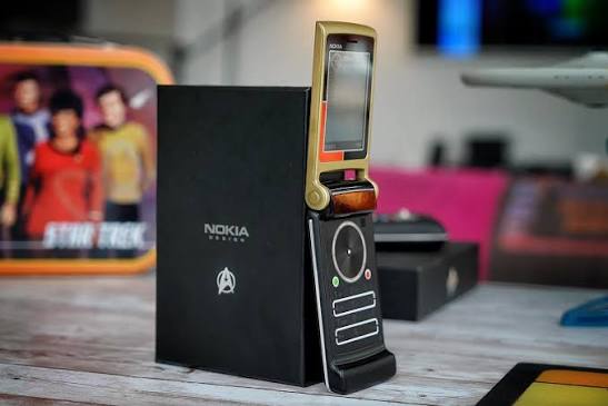 While 1996's Motorola StarTAC gave Star Trek fans a taste of the flip-top communicators they'd been craving since the 60s, it wouldn't be until 2009 that the mobile phone industry finally gave
