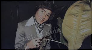 Türkiye'nin 'diva'sı bülent ersoy'un 80'li yıllarda mini elbisesiyle örgü örerken çekildiği bir fotoğrafı ortaya çıktı. Bulent Ersoy Sanat Muzigi Sanat