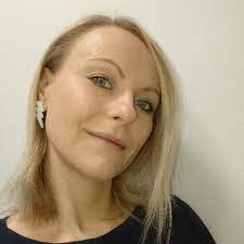 He performs the function of commentator on shows and is in charge of preparing . Maja Policarpo Magde01 Twitter