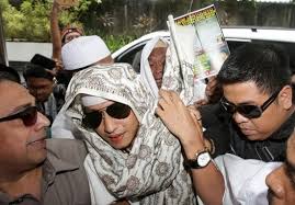 Habib bahar bin smith mengakui kesalahan telah menganiaya driver taksi online. Tak Ada Kabar Istri Habib Bahar Bin Smith Terpukul Fajar