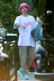 Wie justin bieber entdeckt und bekannt wurde. Justin Bieber Schmuckt Sich Mit Leckeren Shirt Mit Rosa Bucket Hat Wahrend Der Dreharbeiten Reifen Vor Seinem Haus Aktuelle Boulevard Nachrichten Und Fotogalerien Zu Stars Sternchen