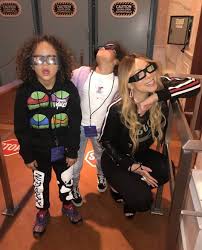 Alison was 8 when mariah was born. Mariah Carey Sohn Bestellt Heimlich Einen Hund Im Internet Express De