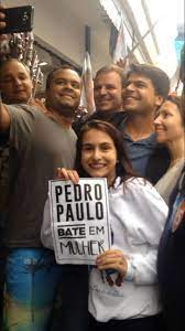 Cristo redentor todo laranja nesse domingo em homenagem aos nossos garis! Jovem Tira Foto Ao Lado De Eduardo Paes E Pedro Paulo O Ironizando Diario Do Rio De Janeiro