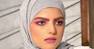 سارة الودعاني تهاجم فتاة قامت بتصوير زوجها رغما عنهما