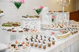 Challah dolce rotondo, barattolo del miele, mela rossa e melograno su una t. Buffet Di Dolci Matrimonio Allestisci Il Tuo Evento Con Dolcezza