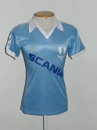 Dieses trikot hat einen cleanen look mit goldenen applikationen, die dem typischen himmelblau und weiß hinzugefügt wurden, um die traditionsreiche geschichte von malmö ff seit seiner gründung im jahr 1910 zu feiern. Malmo Home Futbol Formasi 1980 Sponsored By Scania