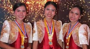 Tripleng tagumpay! Identical triplets, magna cum laude sa degree program  nila-Balita
