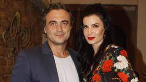Jun 26, 2021 · hakan eratik, 2009 yılında kendinden 7 yaş büyük olan şarkıcı yeşim salkım ile evlendi. Kutsi Ve Sibel Ulker Evlendi Magazin Haberleri