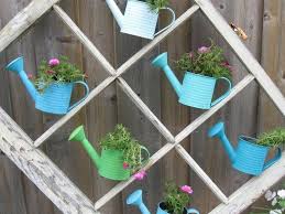 Bemalte Giesskannen An Einem Fensterrahmen Befestigt Garten Deko Gartenfenster Und Garten