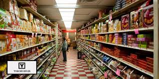 Resultado de imagen para Hay un supermercado en el centro comercial, en un supermercado puedes comprar comestibles, verduras y frutas. La gente en este tipo de lugares está comprando comestibles frutas y verduras.
