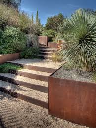 Construire Un Mur De Soutenement Plus De 80 Idees De Jardin Pratiques Jardin En Pente Joli Jardin Escalier De Jardin