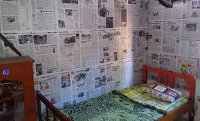 Beberapa hiasan bungan bisa anda tempelkan untuk mempercantik hiasan dinding kamar, pilih warna yang paling disukai oleh anak anda. Viral Abg Dekorasi Kamar Pakai Koran Cuma Modal Rp4 Ribu Okezone Lifestyle