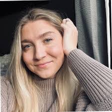 Amanda Philpot's Instagram, Twitter & Facebook