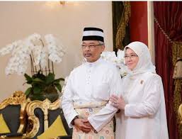 Baginda telah mengikuti kursus persediaan ketenteraan di kem port dickson. Kenali Wajah Raja Permaisuri Agong Pertama Hingga Terkini Kini Media