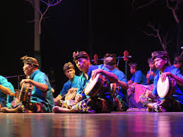 Definisi teater non tradisional (moderen) teater adalah suatu pertunjukan atau tontonan yang sudah lahir sejak zaman dahulu dan terdapat bukti tertulis yang menyampaikan bahwa teater sudah ada sejak abad kelima sm. Provinsi Ntb Taman Budaya Hidupkan Kembali Musik Tradisional