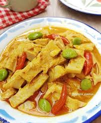 Dari namanya saja, anda mungkin sudah menebak bahwa gulai ini pasti dibumbui dengan rempah pekat. Resep Gulai Nangka Pete