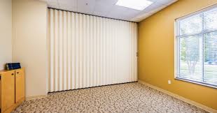 Ev ve işyerlerinde küçük alanları değerlendirmek ve daha pratik kullanım alanları oluşturmak için sıkça tercih edilen bir kapıdır. Akordiyon Kapi Duvar Sistemleri Hareketli Bolme Duvarlar