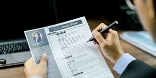 Sebelum menulis surat lamaran kerja, kamu harus pastikan persyaratan perusahaan sesuai dengan yang kamu miliki. Tips Menulis Surat Lamaran Kerja Yang Bakal Dilirik Perusahaan Dream Co Id
