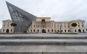 Dresden's military history museum is now the largest museum in germany, with an exhibition area of around 215 thousand square feet (20,000 sq.m.). Museo Di Storia Militare Bundeswehr A Dresda Germania Situato In Un Ex Arsenale Militare La Struttura E Compo Military History Museum Museum Military History